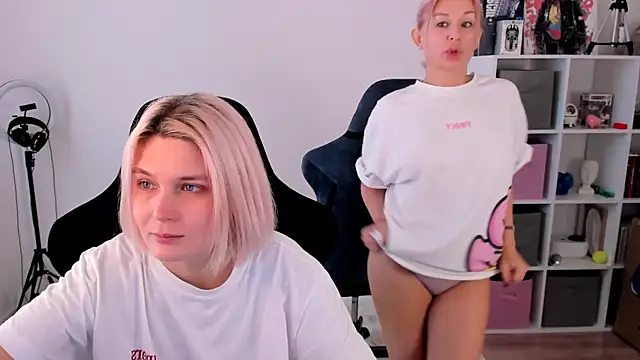 Snapshot of hotblonds chatting on November 2025 11:09:01 AM hotblonds online show from November 2025 11:09:01 AM