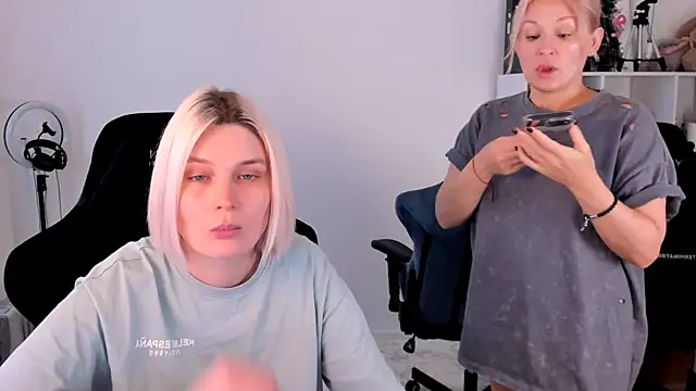 Snapshot of hotblonds chatting on November 2025 10:10:02 AM hotblonds online show from November 2025 10:10:02 AM