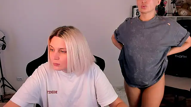 Snapshot of hotblonds chatting on December 2025 11:06:02 AM hotblonds online show from December 2025 11:06:02 AM