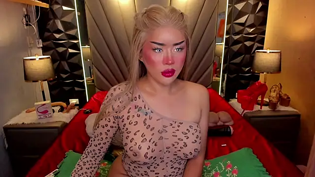 Snapshot of QuiinMollyXxX chatting on September 2025 04:07:01 PM QuiinMollyXxX online show from September 2025 04:07:01 PM