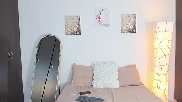 SarahCinnamon- online show from March 2026 07:42:01 PM