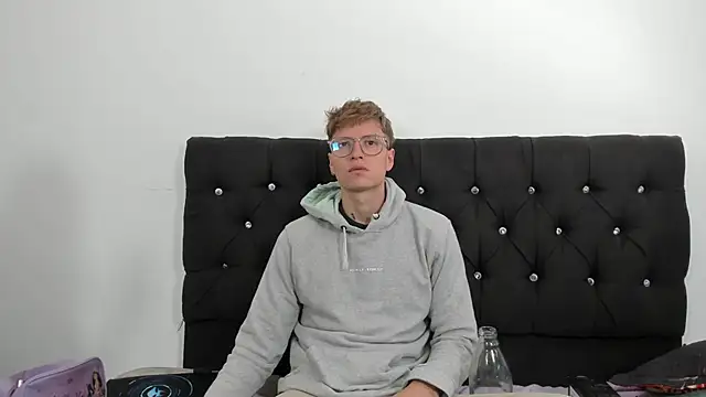 A sexy couple   online show from December 2025 06:15:02 PM