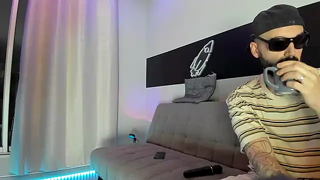 Snapshot of MattxFeet chatting on December 2024 11:17:02 PM MattxFeet online show from December 2024 11:17:02 PM