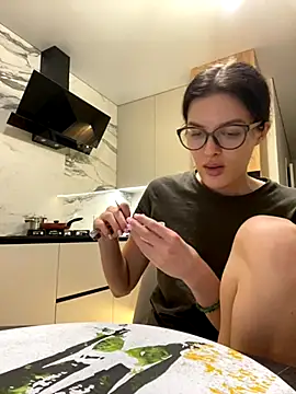 Snapshot of little_belucci chatting on December 2025 03:06:01 PM little belucci online show from December 2025 03:06:01 PM