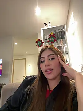 Snapshot of MaddyyLennon chatting on December 2024 05:33:01 PM MaddyyLennon online show from December 2024 05:33:01 PM