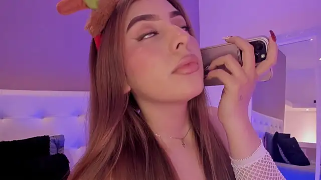 Snapshot of MaddyyLennon chatting on December 2024 03:01:01 PM MaddyyLennon online show from December 2024 03:01:01 PM