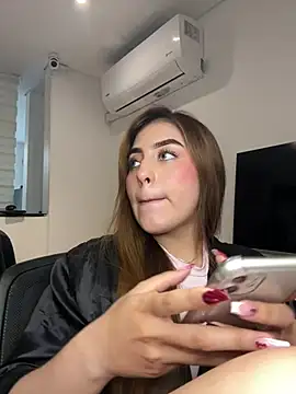 Snapshot of MaddyyLennon chatting on January 2025 04:59:01 PM MaddyyLennon online show from January 2025 04:59:01 PM