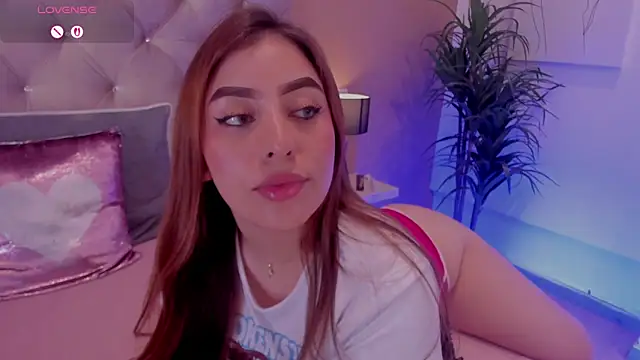 Snapshot of MaddyyLennon chatting on February 2025 05:21:01 PM MaddyyLennon online show from February 2025 05:21:01 PM