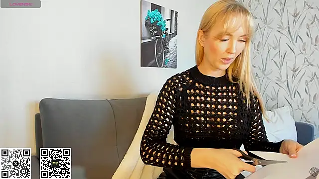 Snapshot of HotyPlays chatting on September 2025 12:15:01 PM HotyPlays online show from September 2025 12:15:01 PM