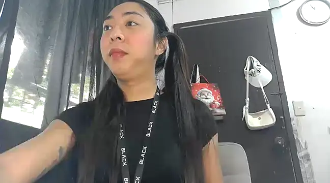 Snapshot of ErikaJayne4u chatting on December 2024 03:55:02 AM ErikaJayne4u online show from December 2024 03:55:02 AM