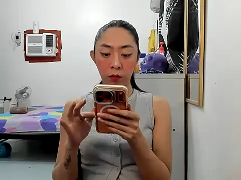 Snapshot of ErikaJayne4u chatting on July 2026 05:10:02 AM ErikaJayne4u online show from July 2026 05:10:02 AM