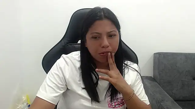 Snapshot of Leylafourniert chatting on June 2026 05:57:02 PM Leylafourniert online show from June 2026 05:57:02 PM