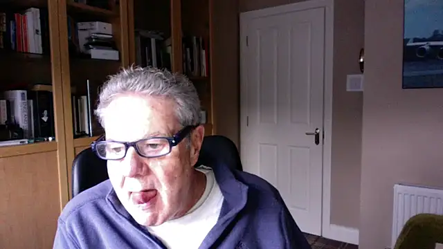 Snapshot of Oldpistolpete chatting on December 2025 09:36:02 AM Oldpistolpete online show from December 2025 09:36:02 AM