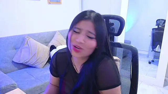 annylouis online show from December 2025 07:53:02 PM