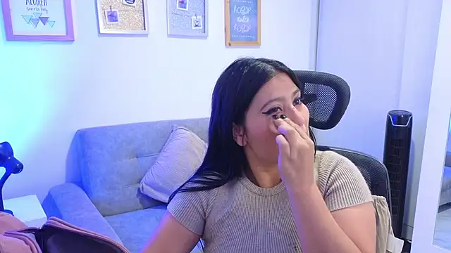 annylouis online show from December 2025 07:18:01 PM