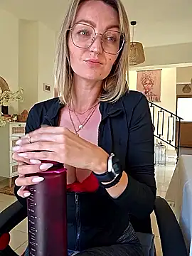 MissMialicious online show from April 2026 02:33:01 PM