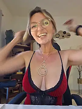 Snapshot of MissMialicious chatting on May 2026 04:25:01 PM MissMialicious online show from May 2026 04:25:01 PM