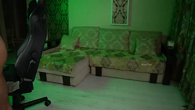 Snapshot of mike0xx chatting on November 2025 11:14:01 AM mike0xx online show from November 2025 11:14:01 AM