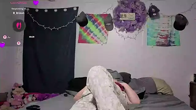 Snapshot of Slutty_Owl420 chatting on May 2026 03:56:01 AM Slutty Owl420 online show from May 2026 03:56:01 AM