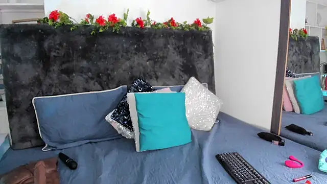 Karlagonzales  online show from February 2026 06:41:01 PM