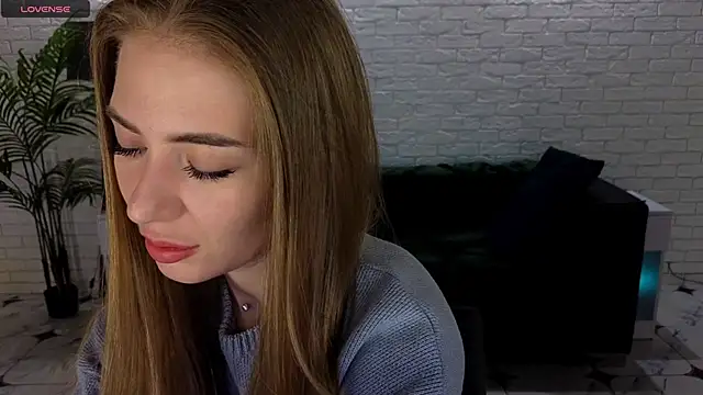 Snapshot of Adelyna_Bird chatting on October 2025 06:32:02 AM Adelyna Bird online show from October 2025 06:32:02 AM