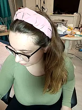 Snapshot of DienkaGreen chatting on November 2025 11:58:02 PM DienkaGreen online show from November 2025 11:58:02 PM