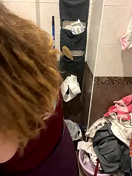 Snapshot of DienkaGreen chatting on November 2025 01:55:02 PM DienkaGreen online show from November 2025 01:55:02 PM