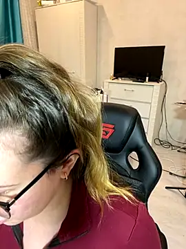 Snapshot of DienkaGreen chatting on November 2025 06:44:02 PM DienkaGreen online show from November 2025 06:44:02 PM