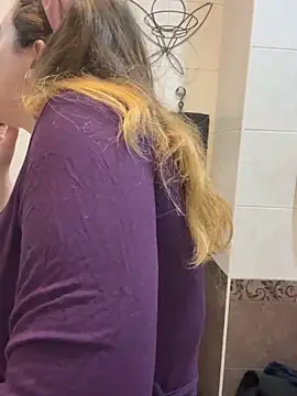 Snapshot of DienkaGreen chatting on December 2025 06:30:02 AM DienkaGreen online show from December 2025 06:30:02 AM