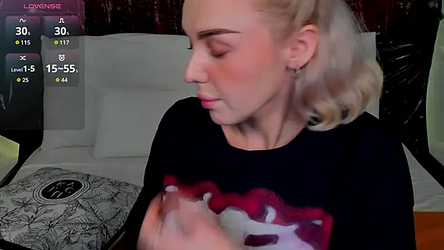 Snapshot of LianaFord chatting on October 2025 11:45:02 PM LianaFord online show from October 2025 11:45:02 PM