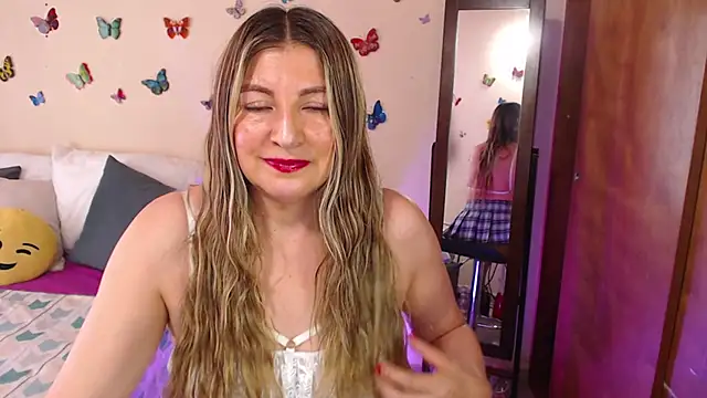 Jolie-Mature online show from December 2024 08:00:02 PM