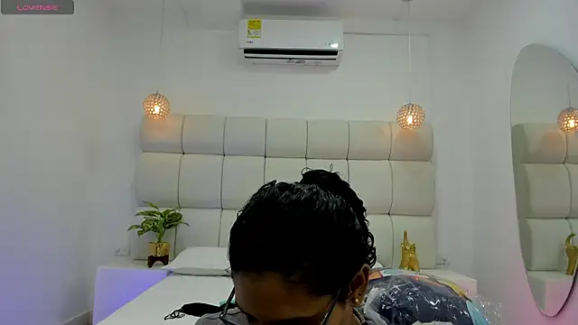 DanielleEvans  online show from October 2025 11:36:02 AM