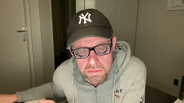 Snapshot of FABIOGLASSES chatting on September 2025 09:08:02 PM FABIOGLASSES online show from September 2025 09:08:02 PM