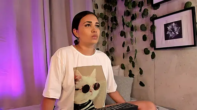 aisha es online show from February 2025 09:42:01 PM