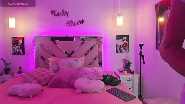 Snapshot of Karly_moon chatting on November 2025 05:13:02 PM Karly moon online show from November 2025 05:13:02 PM