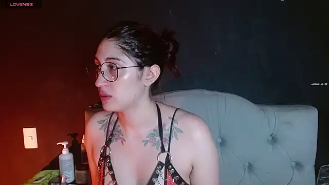 Snapshot of Red-moon1 chatting on June 2026 04:34:01 AM Red-moon1 online show from June 2026 04:34:01 AM