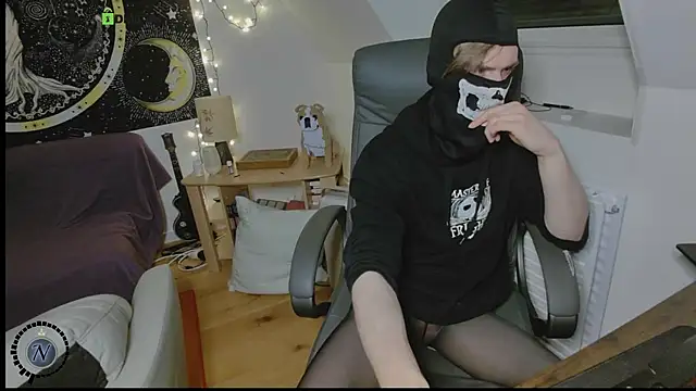 Snapshot of Nyl0nnickb0y chatting on December 2025 09:20:02 PM Nyl0nnickb0y online show from December 2025 09:20:02 PM