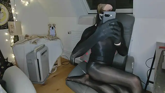 Nyl0nnickb0y online show from April 2026 09:20:02 PM