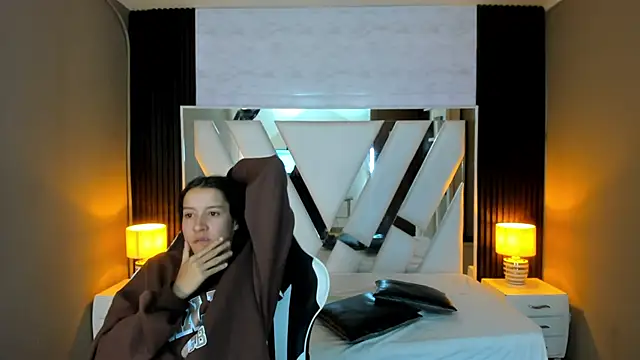 Linda4Petite online show from October 2025 01:06:02 PM