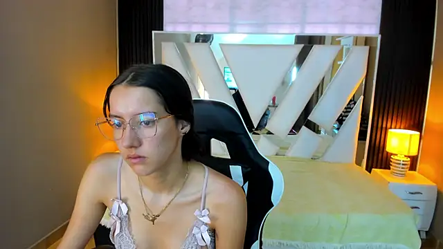 Linda4Petite online show from November 2025 01:20:01 PM