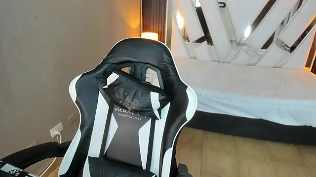 Linda4Petite online show from April 2026 06:01:02 PM