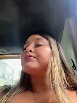 lunablossom  online show from February 2025 07:38:02 PM