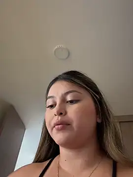 lunablossom  online show from November 2025 08:10:01 PM