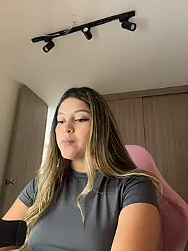 Snapshot of lunablossom_ chatting on April 2026 07:04:02 PM lunablossom online show from April 2026 07:04:02 PM