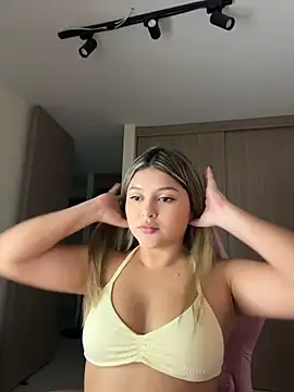 Snapshot of lunablossom_ chatting on June 2026 11:59:01 PM lunablossom online show from June 2026 11:59:01 PM