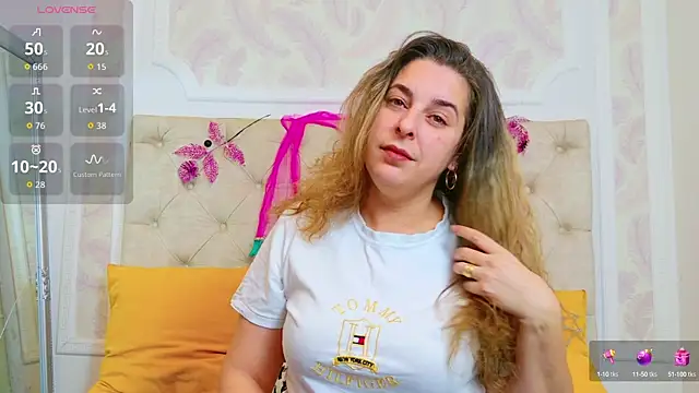 Snapshot of KarinaNoir chatting on November 2025 05:09:01 AM KarinaNoir online show from November 2025 05:09:01 AM