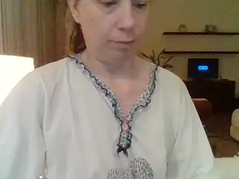 Snapshot of Moi_Lina chatting on June 2026 11:40:01 PM Moi Lina online show from June 2026 11:40:01 PM
