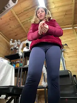 Snapshot of DaisyVibesss chatting on December 2024 10:08:01 AM DaisyVibesss online show from December 2024 10:08:01 AM