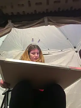 Snapshot of DaisyVibesss chatting on December 2024 03:59:02 PM DaisyVibesss online show from December 2024 03:59:02 PM