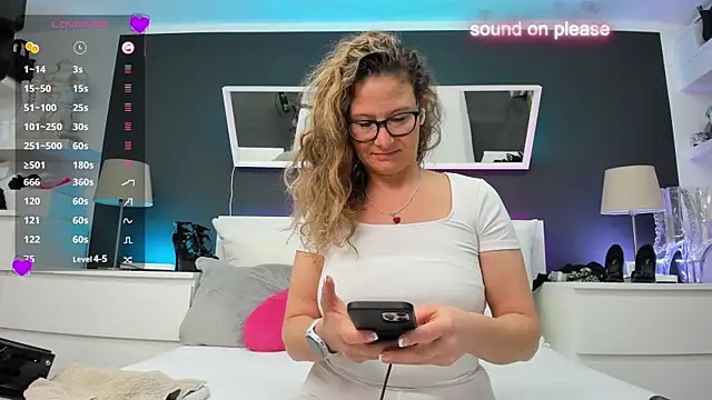 Snapshot of izzy-mendosa chatting on January 2025 11:17:01 AM izzy-mendosa online show from January 2025 11:17:01 AM